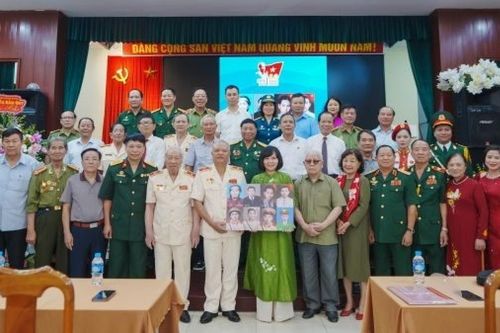 Trao tặng Bảo tàng Phụ nữ Việt Nam di ảnh các Anh hùng liệt sĩ của Lực lượng Công an nhân dân