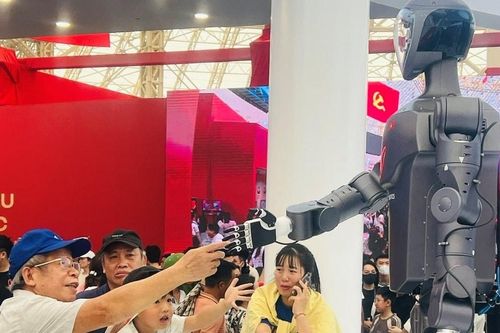 Triển lãm Thành tựu đất nước kéo dài đến 15/9, dòng người chen chân thưởng lãm thành tựu 80 năm