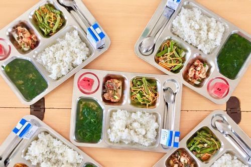 Phụ huynh có quyền giám sát từng khẩu phần ăn bán trú của con
