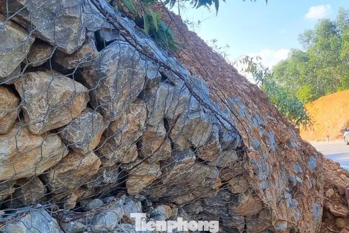 Sạt lở phá bờ kè, hiểm họa 'rình rập' trên tuyến quốc lộ qua Nghệ An