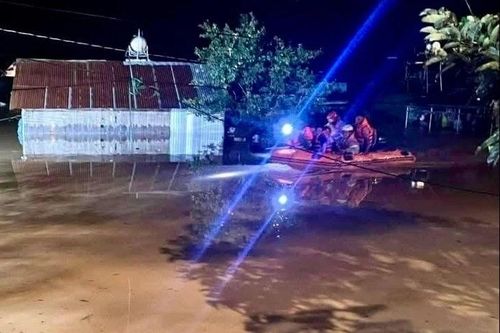 Mưa lớn khiến hàng trăm hộ dân ở Lâm Đồng chìm trong biển nước, sơ tán xuyên đêm
