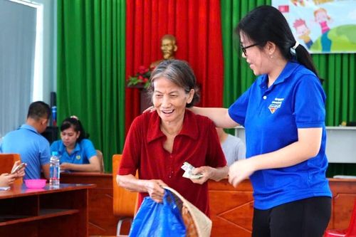 Tuổi trẻ TPHCM tích cực hỗ trợ trao 'lì xì' Tết Độc lập tận tay người đến muộn