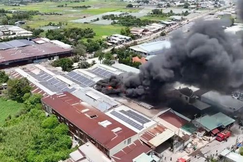 Cháy lớn công ty bao bì ở TPHCM, cột khói bốc cao hàng chục mét