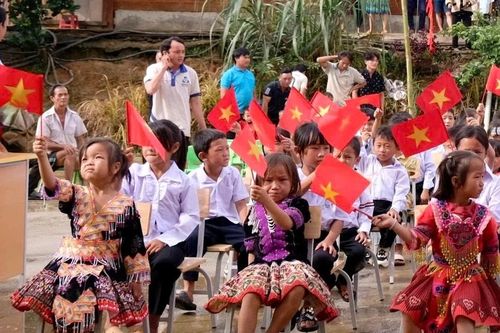 Niềm vui ngày khai giảng tại ngôi trường đầu tiên của đồng bào Mông ở Lâm Đồng