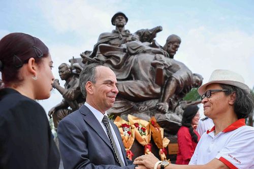 Đại sứ bùi ngùi nắm tay nhà điêu khắc bức tượng tình đoàn kết Việt Nam - Cuba