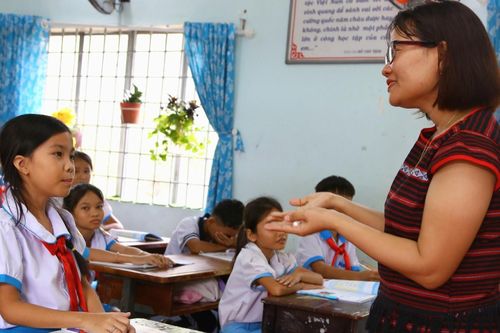 Cô gái Chơ Ro từng bị bố bắt nghỉ học, nay là giáo viên tiếng Anh