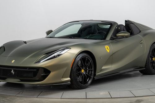 Thêm siêu xe Ferrari 812 triệu đô xuất hiện tại TPHCM, màu sơn độc nhất Việt Nam