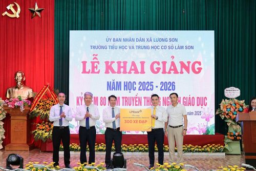 Hành trình chắp cánh ước mơ: LPBank tặng xe đạp cho 300 học sinh nghèo Phú Thọ