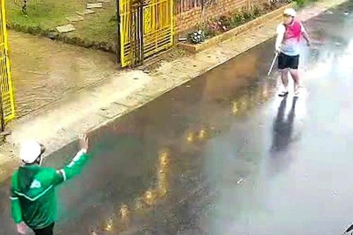 Danh tính nữ cán bộ phường chặn đánh người giữa đường, camera ghi lại toàn bộ vụ việc