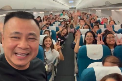 Ca sĩ Đan Trường tình tứ với vợ cũ, NSND Tự Long phấn khích gặp fan trên máy bay