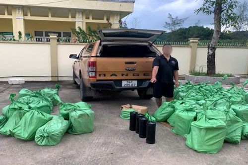 Liên tiếp phát hiện, thu giữ hơn 600 bình 'khí cười' vận chuyển trái phép
