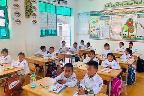 Tặng 1.000 áo đồng phục cho học sinh vùng cao Điện Biên