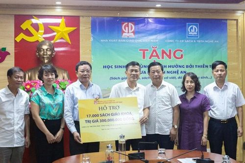 NXB Giáo dục VN tặng hơn 17.000 sách giáo khoa cho học sinh vùng lũ Nghệ An