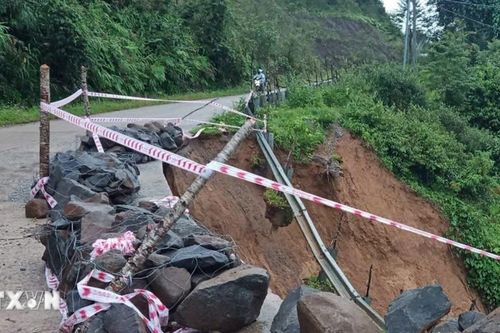 Quảng Ngãi: Mưa lớn kéo dài gây sạt lở nghiêm trọng trên Tỉnh lộ 673