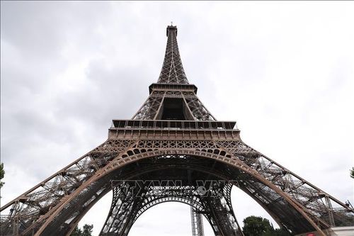 Pháp khắc tên 72 nữ học giả xuất chúng lên tháp Eiffel