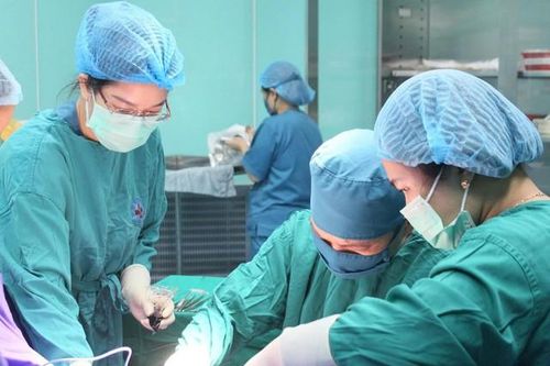 Người phụ nữ 22 tuổi nhập viện cấp cứu với vùng kín biến dạng