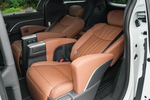 Toyota giới thiệu xe MPV hybrid giá hơn 1,2 tỷ đồng, so kè cùng Kia Carnival