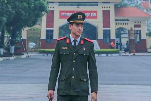 Loạt ảnh cực điển trai của 'soái ca cảnh vệ' Phùng Thế Văn