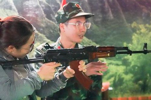 Đông đảo nữ du khách hào hứng trải nghiệm mô phỏng bắn súng tại Triển lãm thành tựu đất nước