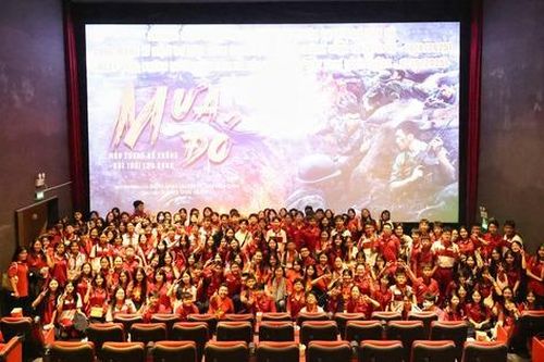 Cô Hiệu trưởng mua vé cho học sinh xem phim 'Mưa đỏ'