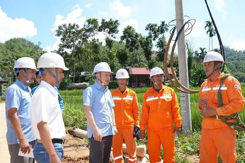 Kiểm tra tình hình khắc phục hậu quả bão số 5 và thúc đẩy hiện đại hóa lưới điện