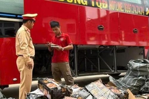 Phát hiện xe khách chở hàng trăm kg thực phẩm không rõ nguồn gốc