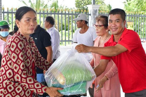 Trao tặng 500 suất quà cho hộ khó khăn dịp lễ Vu Lan
