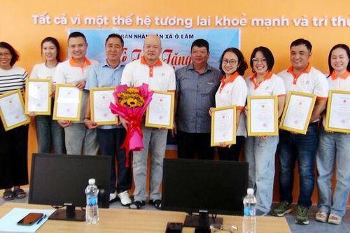 Nhóm Lan tỏa yêu thương Caravan tặng máy vi tính cho Trường Tiểu học 'B' Lương Phi