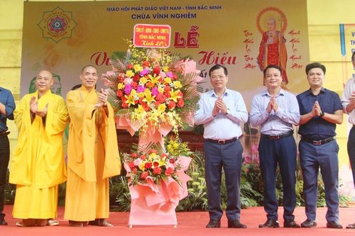 Phó Chủ tịch UBND tỉnh Phan thế Tuấn thăm, tặng quà nhân Đại lễ Vu Lan tại chùa Vĩnh Nghiêm