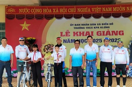 CLB Xe đạp Đại Đoàn Kết Gia Lai tặng quà cho học sinh khó khăn xã Biển Hồ