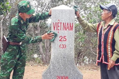 Những 'cột mốc sống' nơi phên giậu