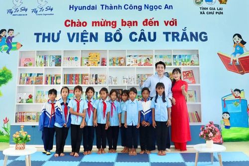 Tặng 'Thư viện Bồ câu trắng' cho Trường Tiểu học Nguyễn Thị Minh Khai