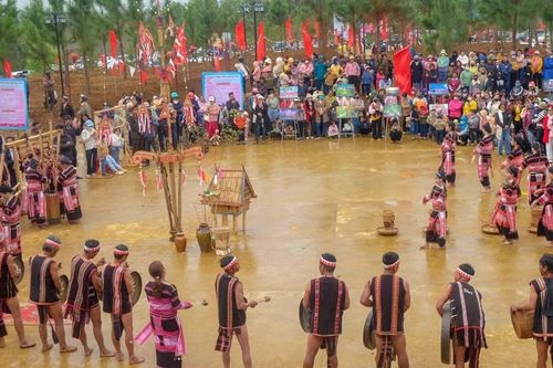 Hòa tiếng cồng chiêng vang vọng đại ngàn