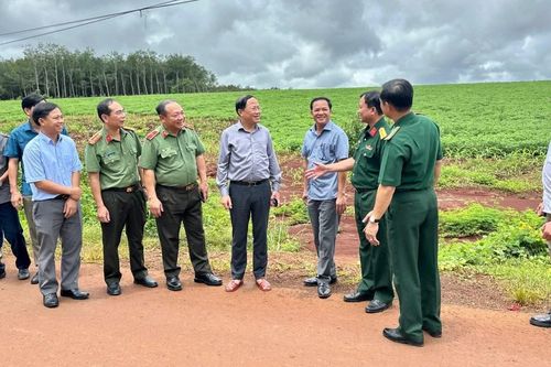 Phó Bí thư Tỉnh ủy, Chủ tịch UBND tỉnh Phạm Anh Tuấn kiểm tra thực địa tại các xã biên giới