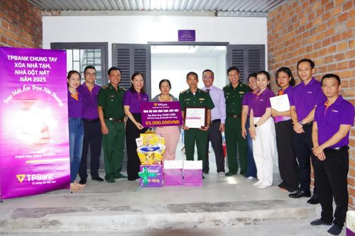 Bàn giao 'Nhà đồng đội' cho quân nhân có hoàn cảnh khó khăn