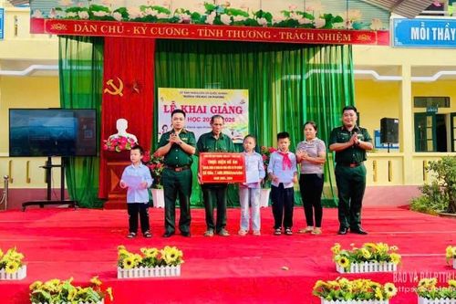 Bộ Chỉ huy Quân sự tỉnh trao tặng 233 suất quà cho học sinh vùng biên nhân dịp năm học mới