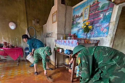 Mưa lớn ở xã Hòa Thắng, nhiều hộ dân bị ngập bùn đất