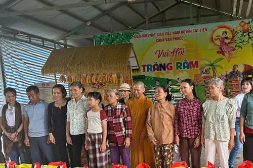 Trao tặng 64 suất quà cho người dân xã Cát Tiên
