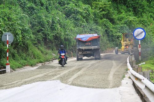 Người dân 'kêu trời' vì bụi từ cải tạo đường Hồ Chí Minh