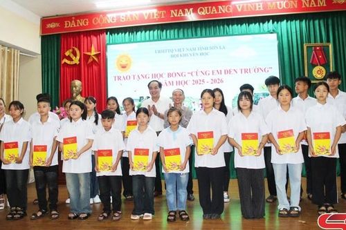 Tiếp sức cho trò nghèo đến trường