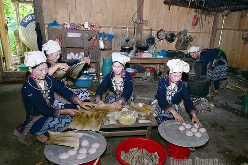 Làm bánh củ chuối ăn Rằm tháng 7 cùng người Dao tiền thôn Nà Chám