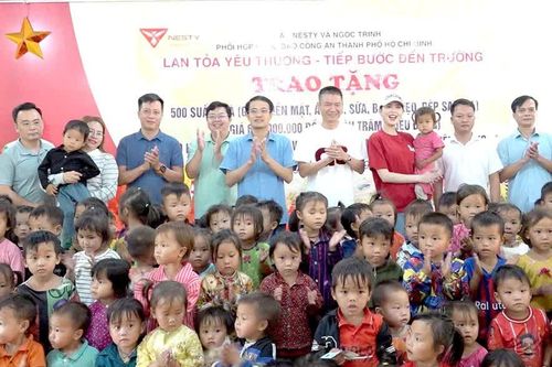 Đoàn thiện nguyện trao tặng 500 suất quà cho học sinh vùng cao Yên Minh