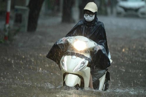 Xe máy lội qua vùng ngập nhưng không chết máy: Những hỏng hóc cần xử lý ngay