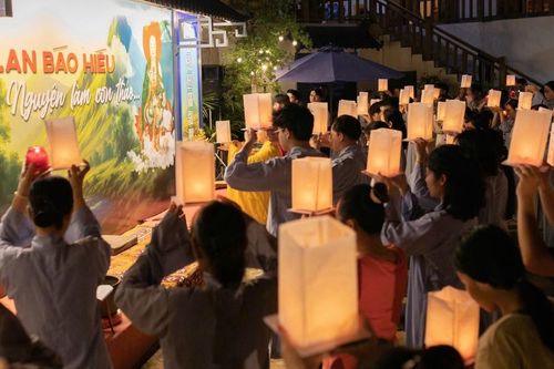 Các tự viện tổ chức hoa đăng trong mùa Vu lan - Báo hiếu