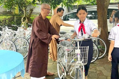 Chùa Tịnh Quang, tổ đình Từ Nghiêm và chùa Minh Giác trao quà nhân mùa Vu lan - Báo hiếu