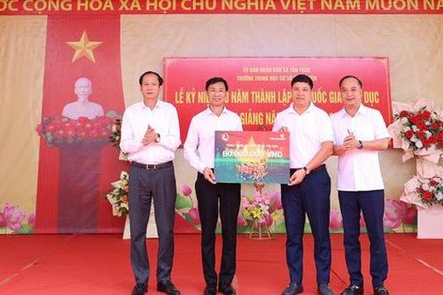 Vietcombank trao 8.000 suất học bổng cho học sinh nghèo vượt khó trên toàn quốc