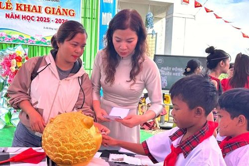 Ngày khai giảng ấm áp: Heo đất nghĩa tình tiếp sức học trò nghèo vùng sâu