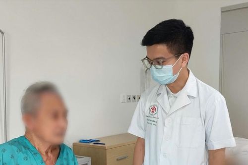 Người đàn ông nhập viện nguy kịch sau khi tự nặn mụn ở ngón chân