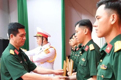 An Giang: Gặp mặt, biểu dương cán bộ, chiến sĩ tham gia diễu binh, diễu hành tại A80
