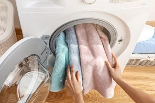Vì sao không nên giặt chung quần áo và khăn tắm?